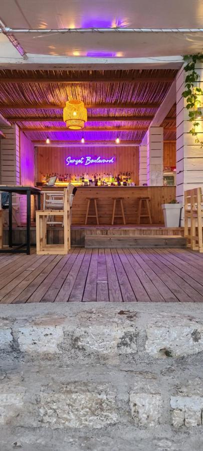 Sunset Boulevard Hotel Qeparo Kültér fotó