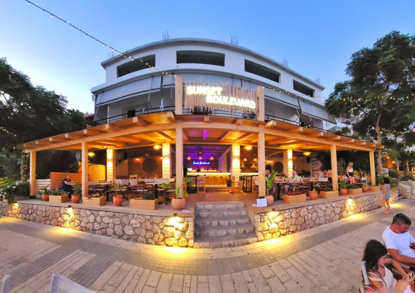 Sunset Boulevard Hotel Qeparo Kültér fotó